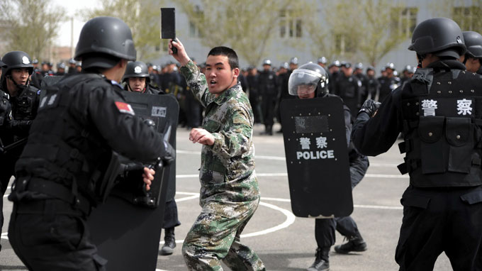 ការវាយប្រហារភេរវកម្មនៅ Xinjiang បណ្តាលឲ្យមនុស្សរាប់សិបអ្នកស្លាប់និងរងរបួស